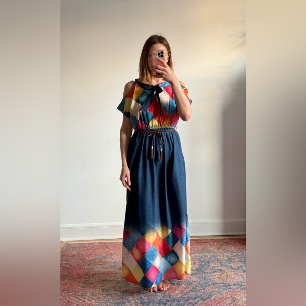 Maxi dress with open shoulders and leather belt.